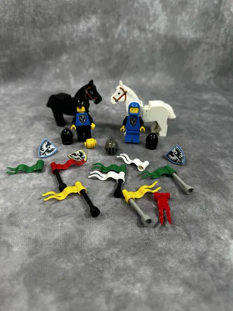 Vintage Lego castle night horse Kings Castle flags mini figures replacement