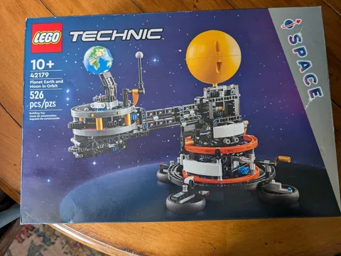 LEGO TECHNIC: Planet Earth and Moon in Orbit (42179)