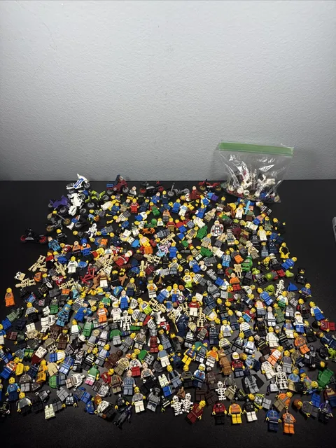 Used LEGO Minifigure Lot Mixed Genres   /City/Space  Motorcycles 2.12 Lbs