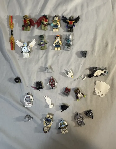 LEGO Legends of Chima Minifigure Lot w/ Accessories & Chima Carry Bag