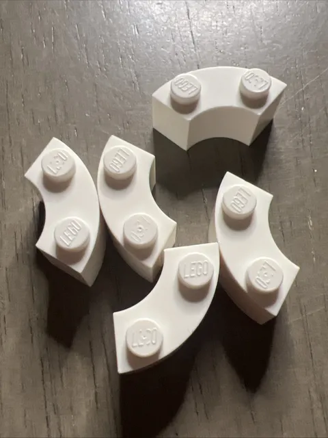 LEGO 3063 White Brick, Round Corner 2 x 2 Macaroni with Stud Notch 5 Pieces