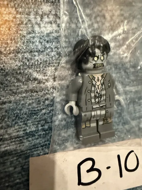 NEW LEGO CLASSIC ZOMBIE MINIFIG figure spooky monstery halloween ghost