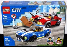 NEW SEALED! LEGO CITY 60242 POLICE HIGHWAY ARREST / DUKE / VITO / CARS