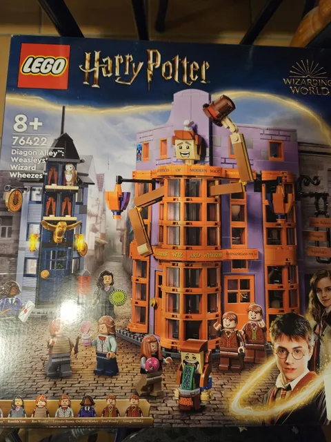 LEGO Harry Potter 76422 Weasleys' Wizard Wheezes 834pc Set