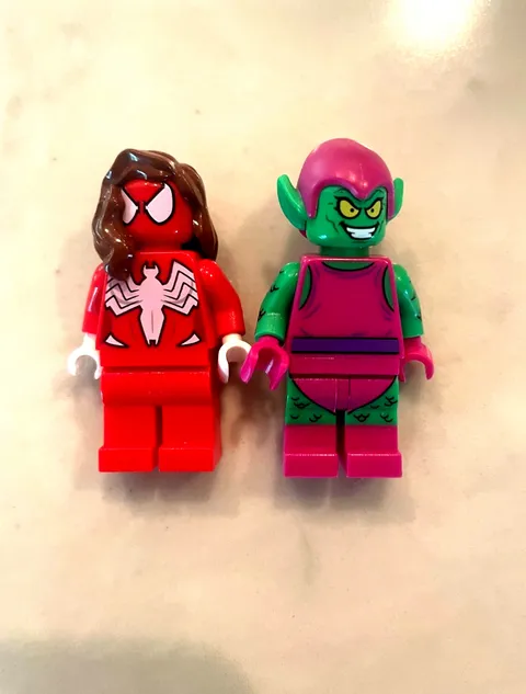 Lego Spider-girl & Green Goblin minifigures