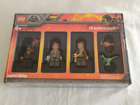 LEGO JURASSIC WORLD Bricktober Minifigures 5005255 TOYS R US Collector Box Set
