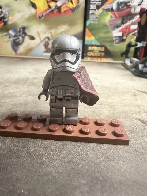 LEGO Captain Phasma (Rounded Mouth Pattern) 75103 sw0684 Minifig Complete