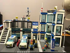 LEGO City Police 7498 Police Station 783pc Vehicles Minifigures 2011 Retired