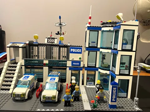 LEGO City Police 7498 Police Station 783pc Vehicles Minifigures 2011 Retired