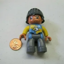 Lego Duplo KNIGHT w/ ARMOR HELMET Figure from CASTLE SET Eagle Blue