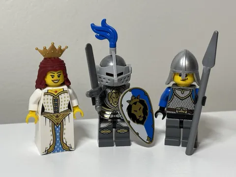 LEGO Castle Lion Knights & Lion Princess Minifigure Lot 70403 With Accessories