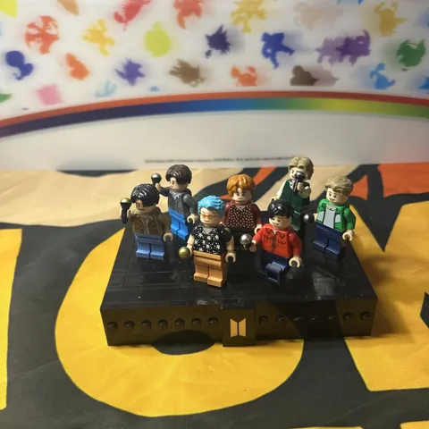 LEGO 21339 BTS Dynamite V Jin Suga RM Jungkook Jimin J-Hope (7) Base included