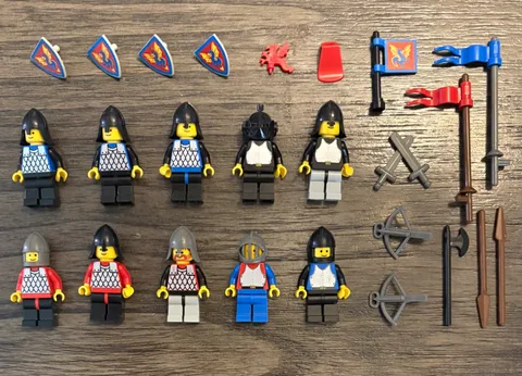 LEGO- Castle vintage Black Knights. Minifigure lot. accessories, good condition
