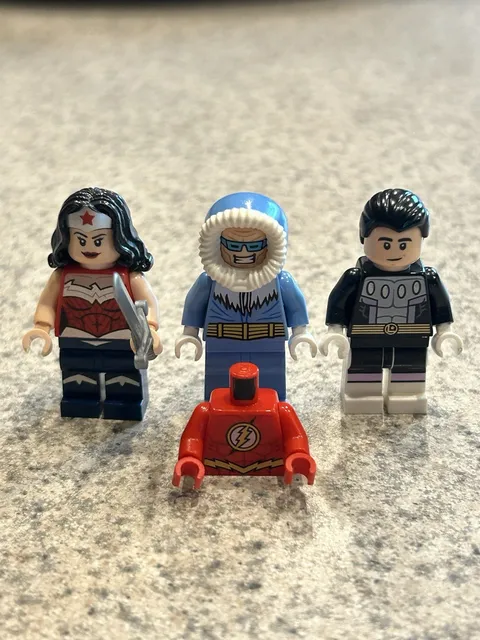 Lego DC minifigure Lot of 3 Wonder Woman, Cosmic Boy, and Captain Cold