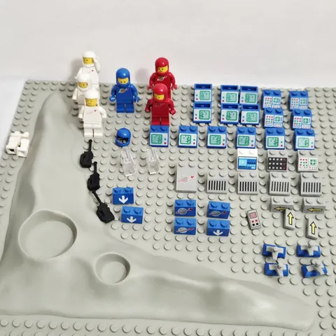 Vintage LEGO Pieces Minifigures Lot (VIEW IMAGES)