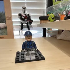 LEGO Minifigure Jurassic world wrong head little bit rotate wear under right arm