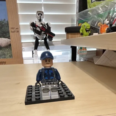 LEGO Minifigure Jurassic world wrong head little bit rotate wear under right arm
