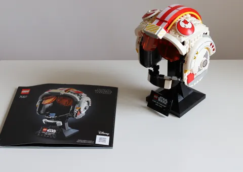 LEGO 75327 Luke Skywalker (Red Five) Helmet *Complete w/Manual*NO Box*Built Once