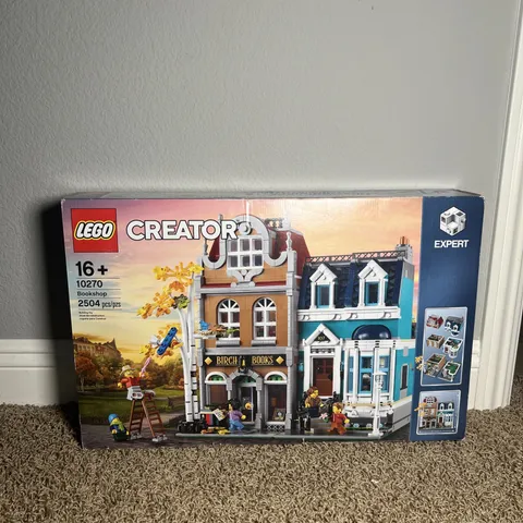 LEGO CREATOR: Bookshop (10270) NEW does have a crease
