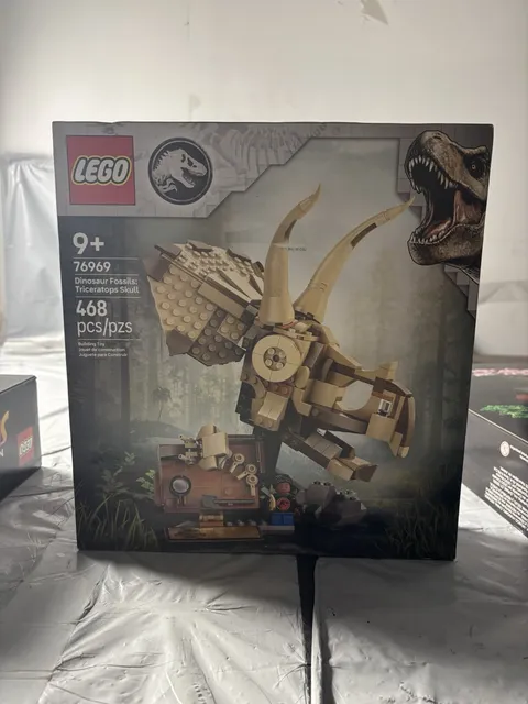 LEGO Jurassic World Dinosaur Fossils Triceratops Skull 76969 468 pcs Stand