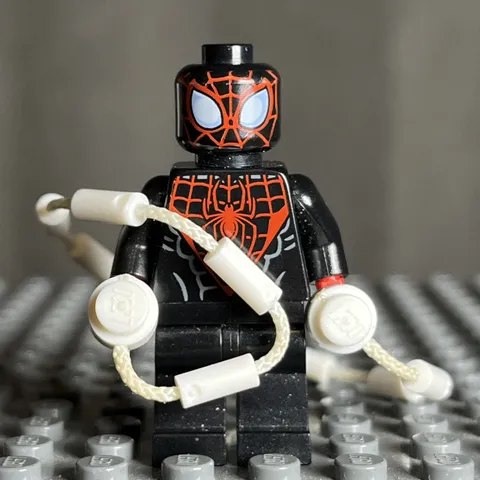 Lego Miles Morlaes Minifigure Red Hands Marvel Spider-Man 76036 sh0190 - 1O