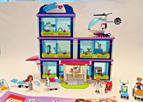 LEGO FRIENDS: Heartlake Hospital (41318)