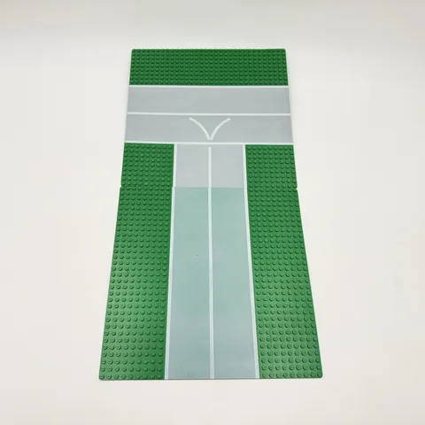 2x LEGO vintage Baseplate Green Road 32x32 Airport Runway Pattern 6392 Town City