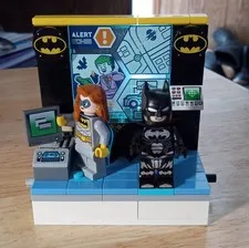 LEGO Batman Display Diorama w/ Batman, Batgirl Minifigures Screen Console