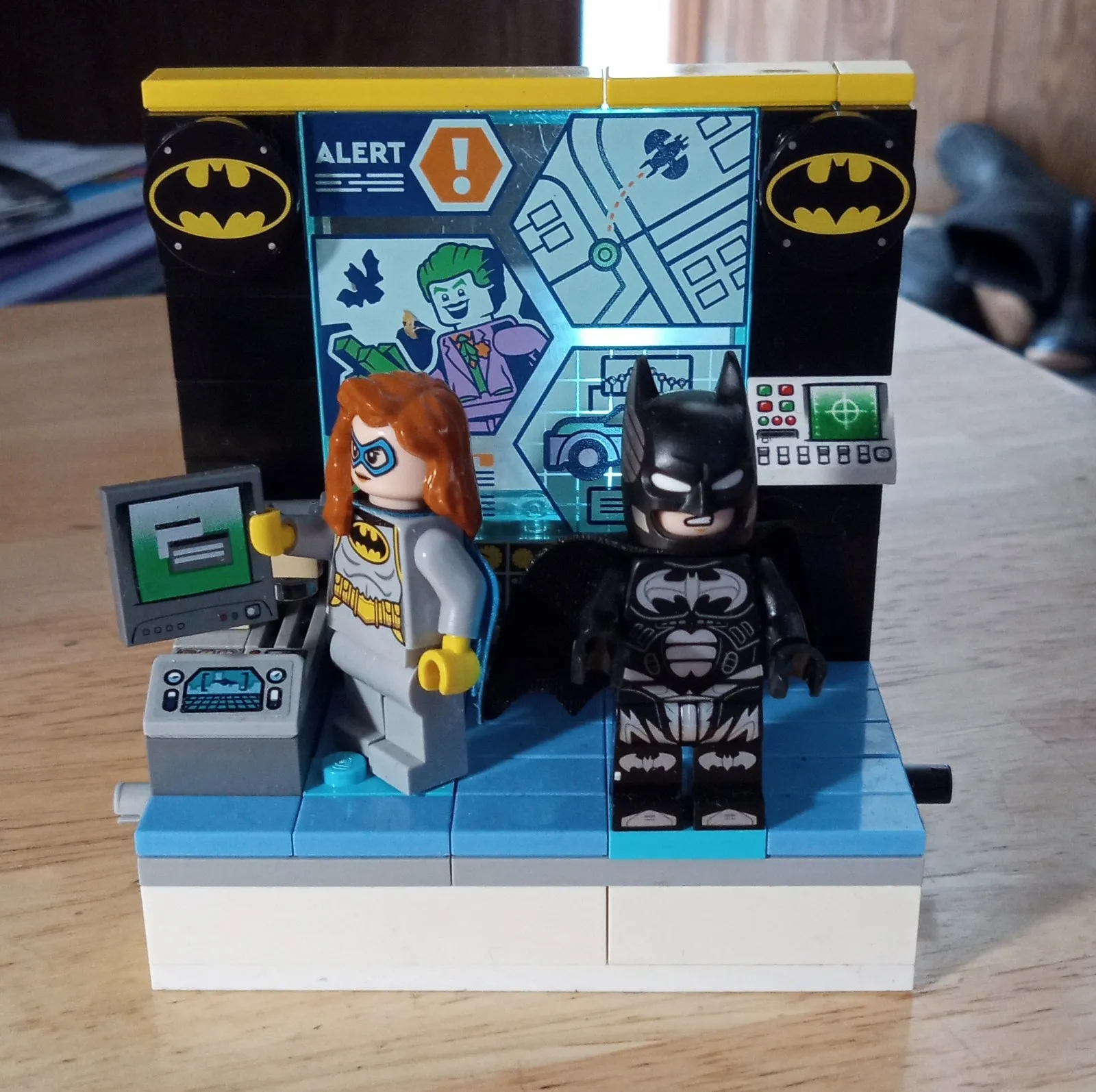 LEGO Batman Display Diorama w/ Batman, Batgirl Minifigures Screen Console