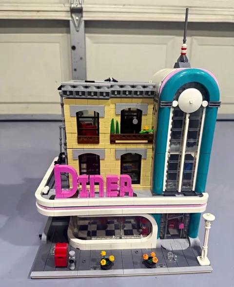 LEGO Creator Expert Modular Buildings 10260 Downtown Diner 2480pcs No Box
