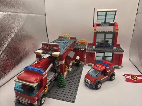 LEGO 7208 - Town: City: Fire: Fire Station - 2010 - NO BOX