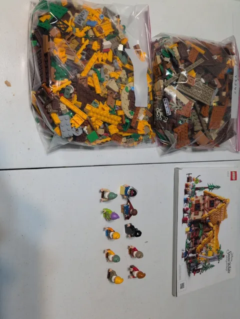 LEGO Disney Princess: Snow White and the Seven Dwarfs' Cottage (43242)