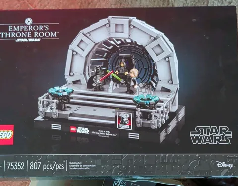 LEGO Star Wars Emperor's Throne Room Diorama 75352 807pcs w/ Display Stand