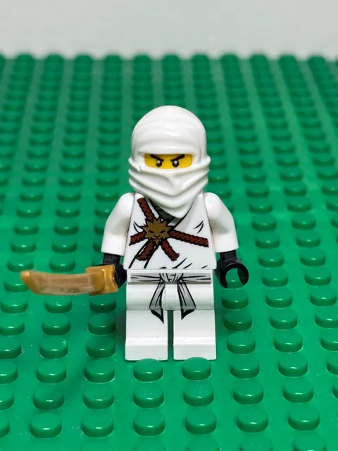 LEGO NINJAGO Zane Minifigure njo0001 2011 Golden Weapons w/ Gold Sword