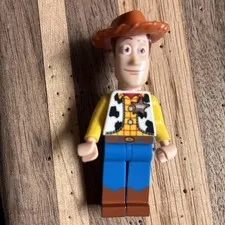 LEGO - WOODY - MINIFIGURE TOY STORY TOY003 (2010) WOODYS ROUNDUP  7594 - NEW