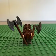 LEGO LOTR Gimli Minifigure /helmet/axes/gray baseplate