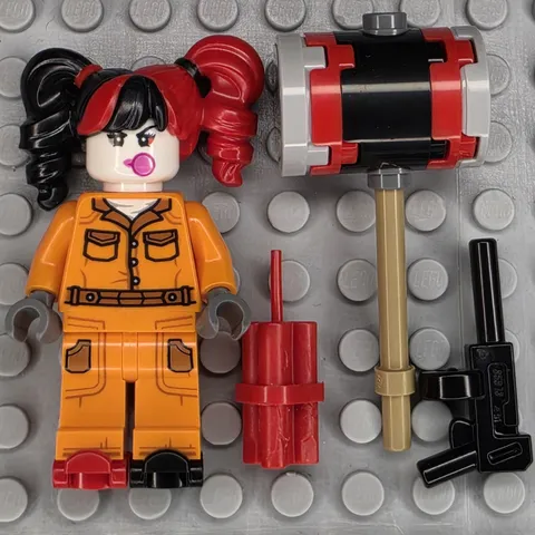Lego DC Super Heroes Minifigure SH1080 Harley Quinn Prison Jumpsuit