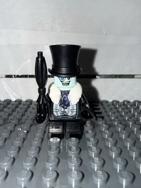 LEGO Sh0314 - The Penguin - White Fur Collar, Black Suit, Smile