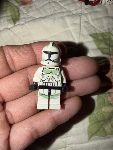 LEGO - STAR WARS - Clone Trooper with Sand Green Markings - Mini Figure 