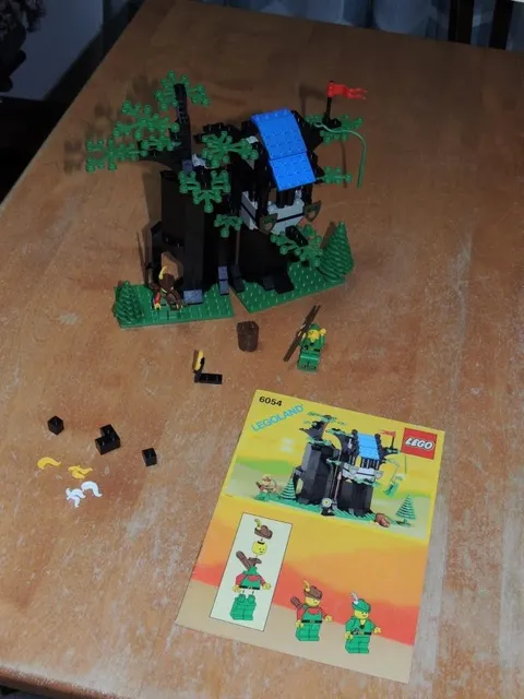 Lego Castle 6054 Forestman's Hidehout 100% complete w/manual