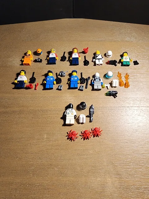 LEGO ~ Mixed Lot Of 10 Minifigures With Accessories ~ Study Space Expedition 
