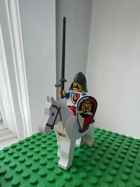 Vintage LEGO Castle Lion Knights Mounted Knight White Horse Shield Lance Genuine