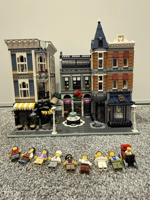 LEGO (10255) Expert Assembly Square Modular W/ Minifigures No Instructions