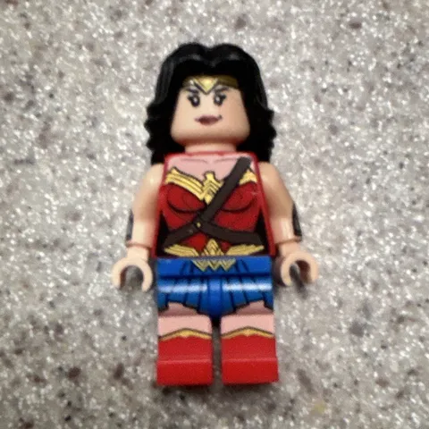 LEGO Wonder Woman Super Heroes Minifigure Female Figure Black Hair Red Top