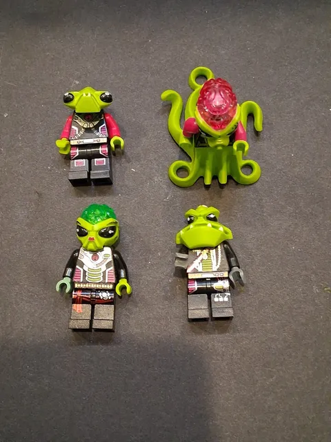 LEGO Alien Minifigures w/ Green Headpiece & Headgear Lot of 3
