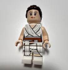 LEGO Minifigure Female White Wrap Outfit w/ Brown Belt, Hair Bun Freckle Face