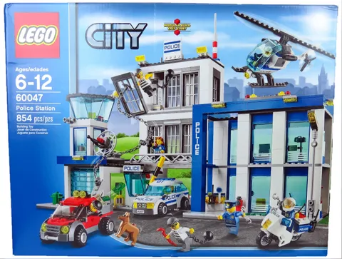 Lego 60047 Police Station 854 Pieces & Minifigure's RETIRED BNIB Factory Sealed