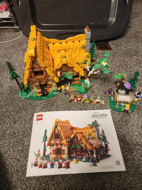 LEGO Disney Princess: Snow White and the Seven Dwarfs' Cottage (43242)