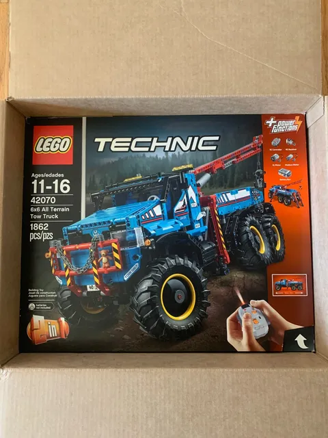 LEGO TECHNIC: 6x6 All Terrain Tow Truck (42070) NIB