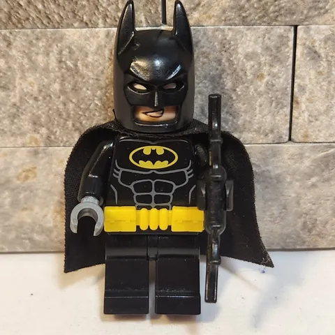 LEGO Batman Minifigure DC Super Heroes Black Suit Yellow Utility Cape Accessory